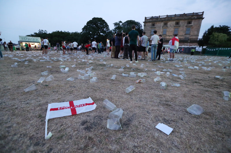 CĐV đội tuyển Anh vứt cờ, chai lọ xuống đường