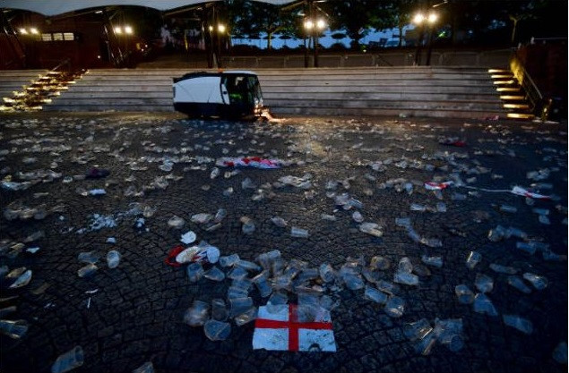 CĐV đội tuyển Anh vứt cờ, chai lọ xuống đường