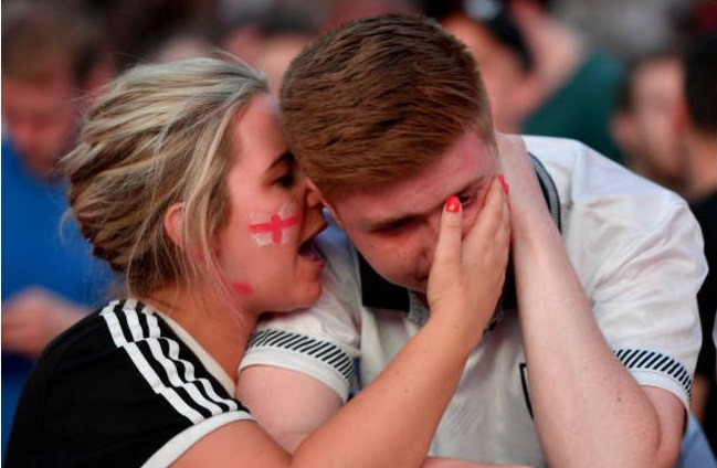 CĐV đội tuyển Anh vứt cờ, chai lọ xuống đường