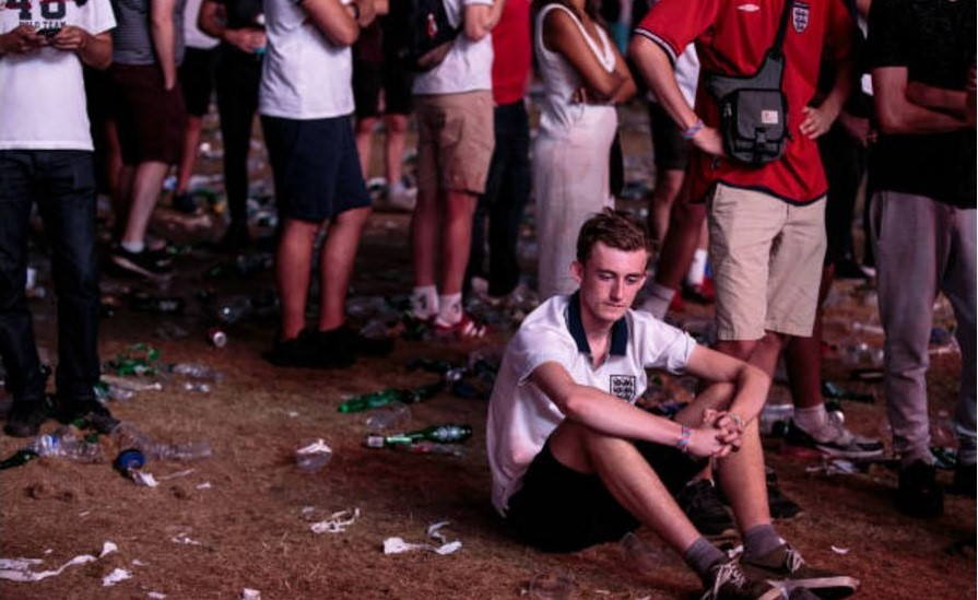 CĐV đội tuyển Anh vứt cờ, chai lọ xuống đường