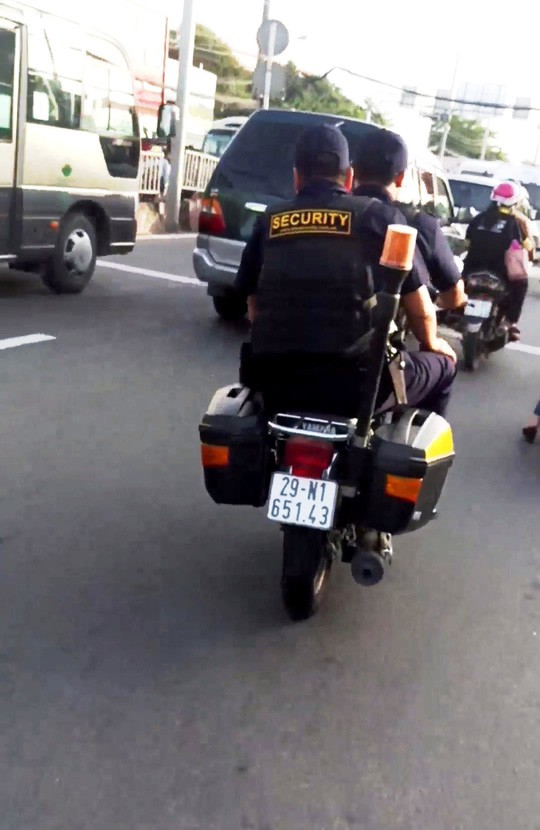 Vụ bảo vệ giắt súng, nghênh ngang: Chỉ phạt tiền và điều chuyển!