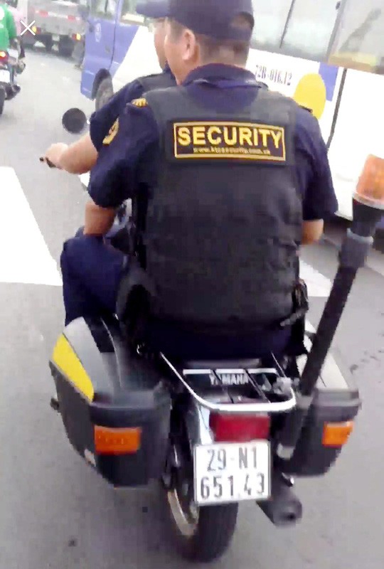 Vụ bảo vệ giắt súng, nghênh ngang: Chỉ phạt tiền và điều chuyển!