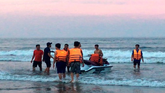 Thanh Hóa: Sóng đánh lật phao, cuốn trôi 4 người khi tắm biển