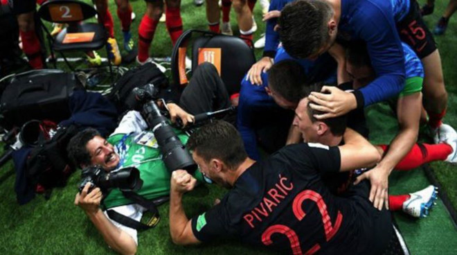 Mandzukic hốt hoảng khi phát hiện đè lên một phóng viên khi ăn mừng Mandzukic hốt hoảng khi phát hiện đè lên một phóng viên khi ăn mừng