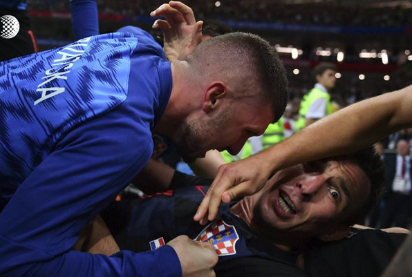 Mandzukic hốt hoảng khi phát hiện đè lên một phóng viên khi ăn mừng