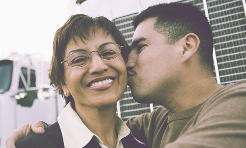 10 dấu hiệu ở bạn trai báo hiệu một mẹ chồng bất ổn