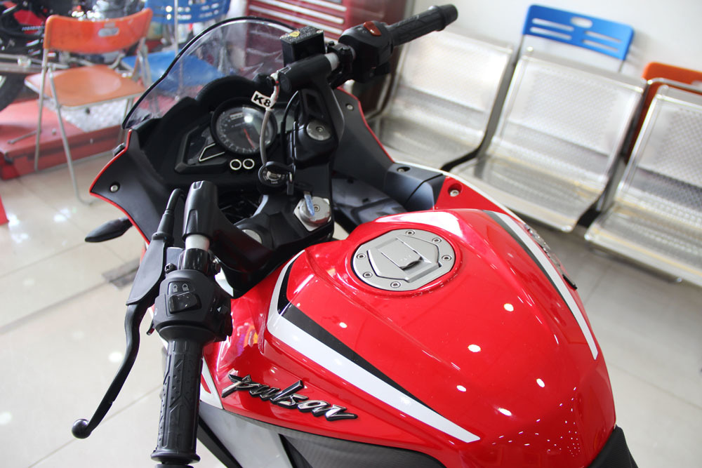 Bajaj Pulsar RS200 2018 - môtô Ấn Độ giá 78 triệu tại Việt Nam Bajaj Pulsar RS200 2018 - môtô Ấn Độ giá 78 triệu tại Việt Nam