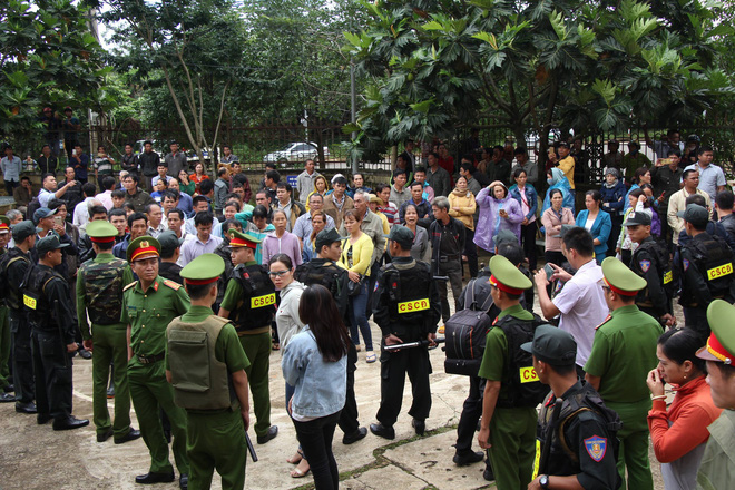 Người thân quỳ lạy khi tòa tuyên y án tử hình Đặng Văn Hiến vì nổ súng làm chết 3 người
