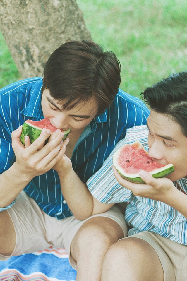 Mùa hè rực rỡ, dịu êm và rất tình của hai chàng trai trong bộ ảnh Theo anh về nhà Mùa hè rực rỡ, dịu êm và rất tình của hai chàng trai trong bộ ảnh Theo anh về nhà