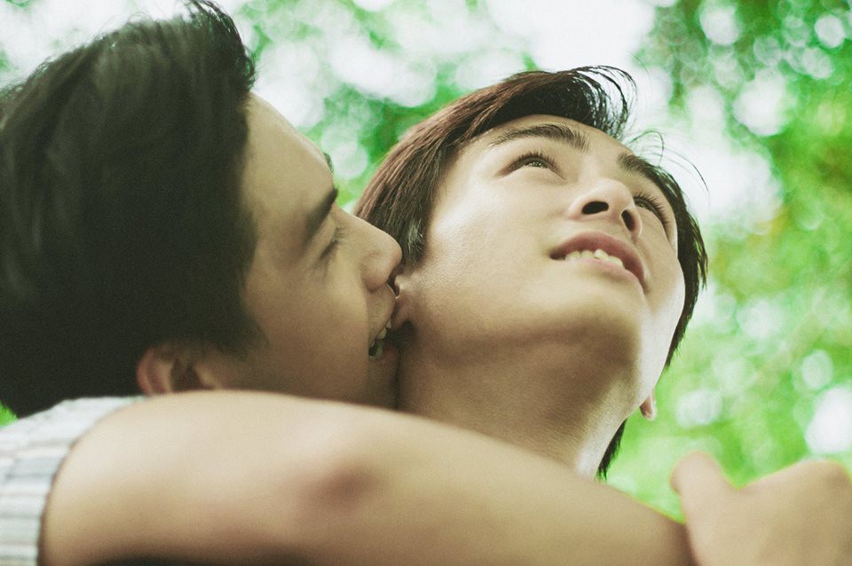Mùa hè rực rỡ, dịu êm và rất tình của hai chàng trai trong bộ ảnh Theo anh về nhà Mùa hè rực rỡ, dịu êm và rất tình của hai chàng trai trong bộ ảnh Theo anh về nhà