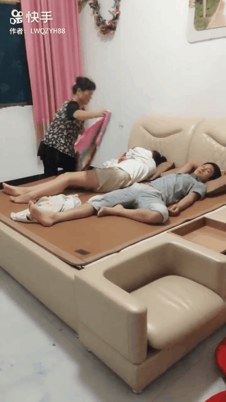 Đoạn clip ngắn đắp chăn cho con dâu khiến 500 chị em được truyền thêm động lực để sống chung với mẹ chồng