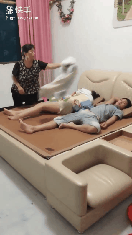 Đoạn clip ngắn đắp chăn cho con dâu khiến 500 chị em được truyền thêm động lực để sống chung với mẹ chồng