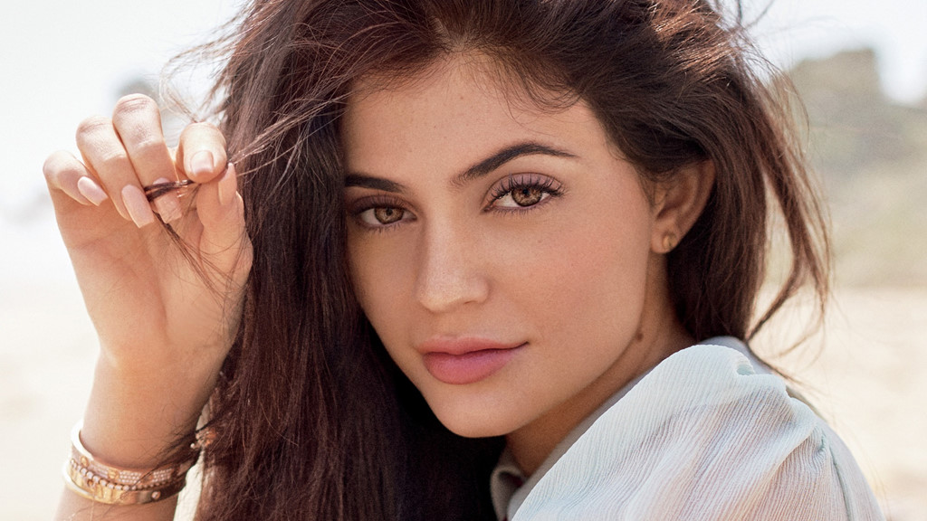 Kylie Jenner kiếm 900 triệu USD từ mỹ phẩm bình dân thần tốc thế nào?