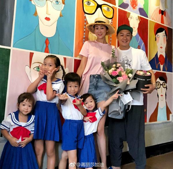 7 năm 4 đứa, bà xã Trần Hạo Dân đã dành cả tuổi thanh xuân để sinh con cho chồng