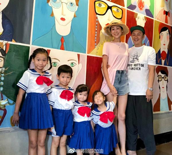 7 năm 4 đứa, bà xã Trần Hạo Dân đã dành cả tuổi thanh xuân để sinh con cho chồng