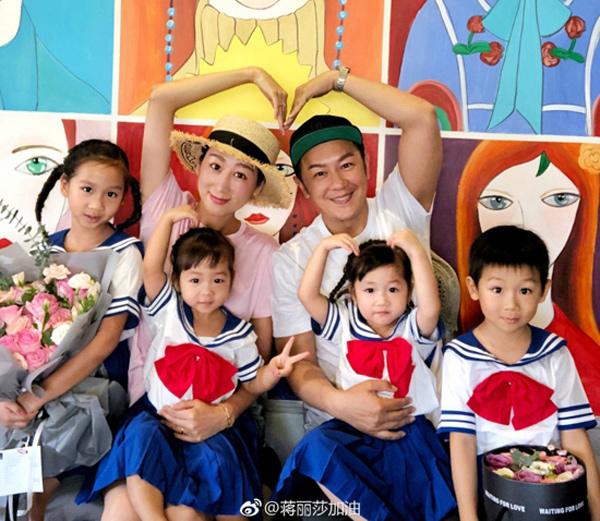 7 năm 4 đứa, bà xã Trần Hạo Dân đã dành cả tuổi thanh xuân để sinh con cho chồng