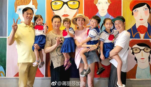 7 năm 4 đứa, bà xã Trần Hạo Dân đã dành cả tuổi thanh xuân để sinh con cho chồng