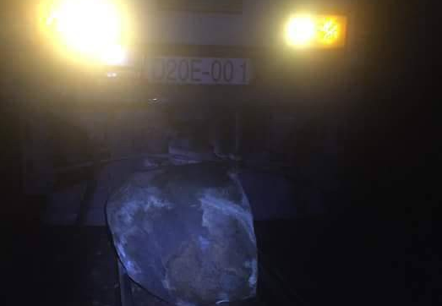 Tàu hỏa chở hàng húc đá tảng từ trên núi lăn xuống