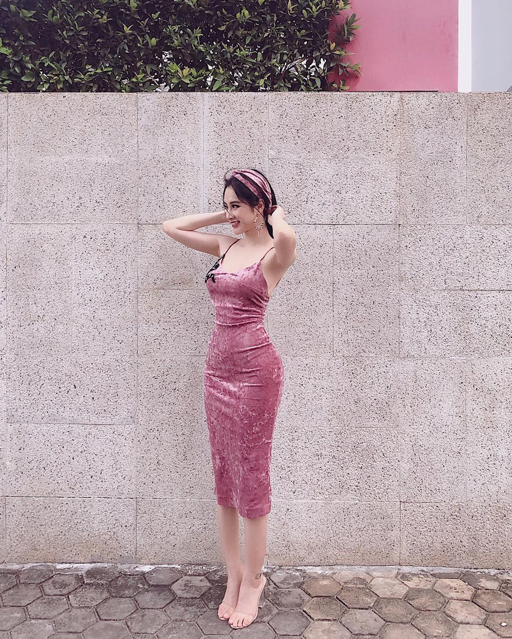 Mỹ nhân Việt lăng xê váy hai dây nửa đầu năm 2018