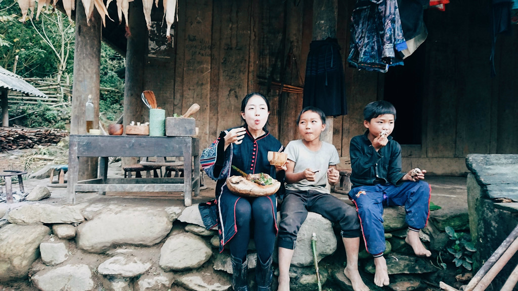 Cô gái xinh xắn chạy môtô, làm video nấu ăn giữa núi rừng Tây Bắc Cô gái xinh xắn chạy môtô, làm video nấu ăn giữa núi rừng Tây Bắc