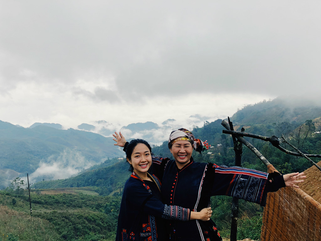 Cô gái xinh xắn chạy môtô, làm video nấu ăn giữa núi rừng Tây Bắc Cô gái xinh xắn chạy môtô, làm video nấu ăn giữa núi rừng Tây Bắc