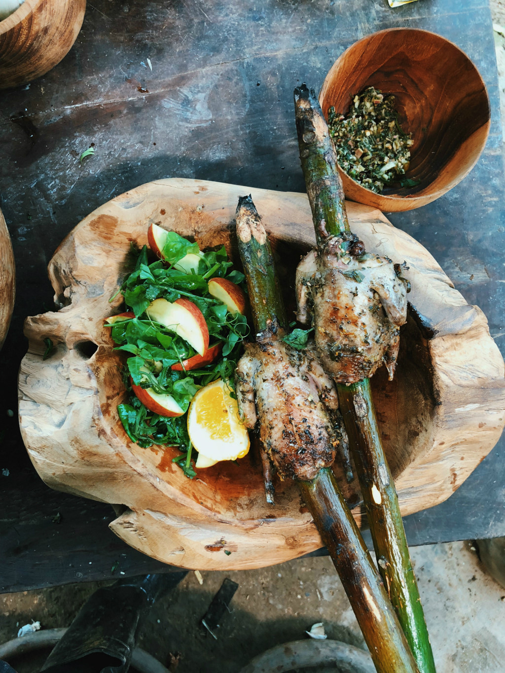 Cô gái xinh xắn chạy môtô, làm video nấu ăn giữa núi rừng Tây Bắc