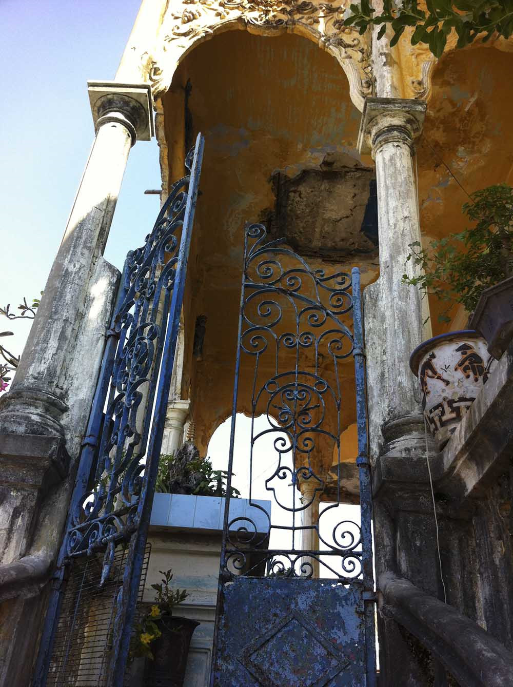 Đại gia mù lấy 3 vợ, xây biệt thự to nhất phố biển Phan Thiết