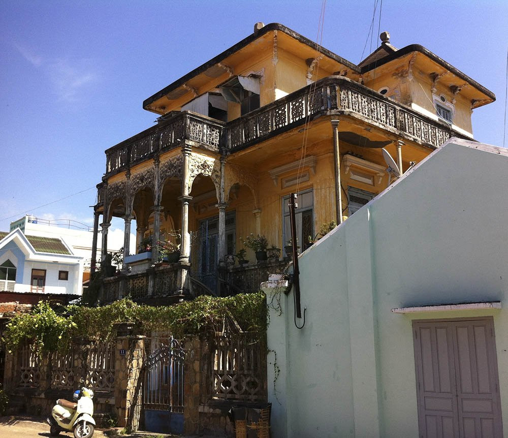 Đại gia mù lấy 3 vợ, xây biệt thự to nhất phố biển Phan Thiết