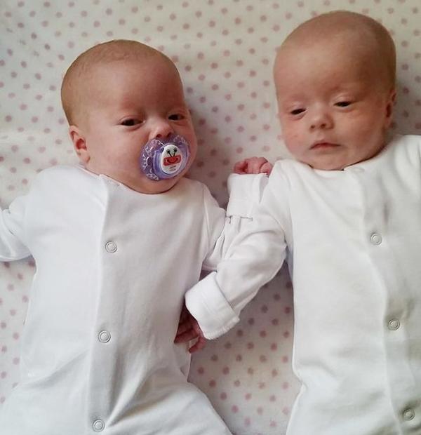 Vẫn có kinh nguyệt đều, mẹ 21 tuổi mang thai đôi không biết, nửa đêm đẻ con trong nhà tắm