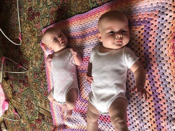 Vẫn có kinh nguyệt đều, mẹ 21 tuổi mang thai đôi không biết, nửa đêm đẻ con trong nhà tắm