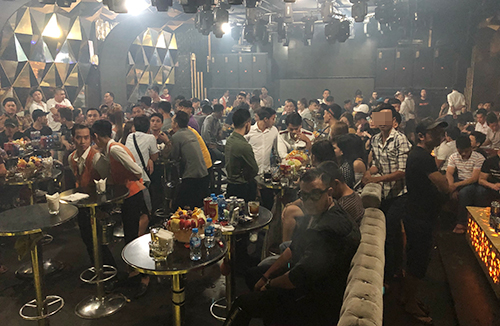 Trăm cảnh sát đột kích quán bar trên tầng 5 khách sạn ở Sài Gòn