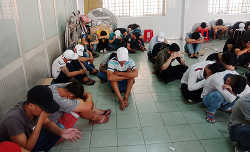 Trăm cảnh sát đột kích quán bar trên tầng 5 khách sạn ở Sài Gòn