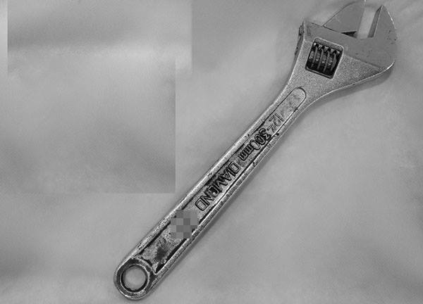 Giải cứu chàng trai khỏi chiếc mỏ lết thắt nghẹt cậu nhỏ