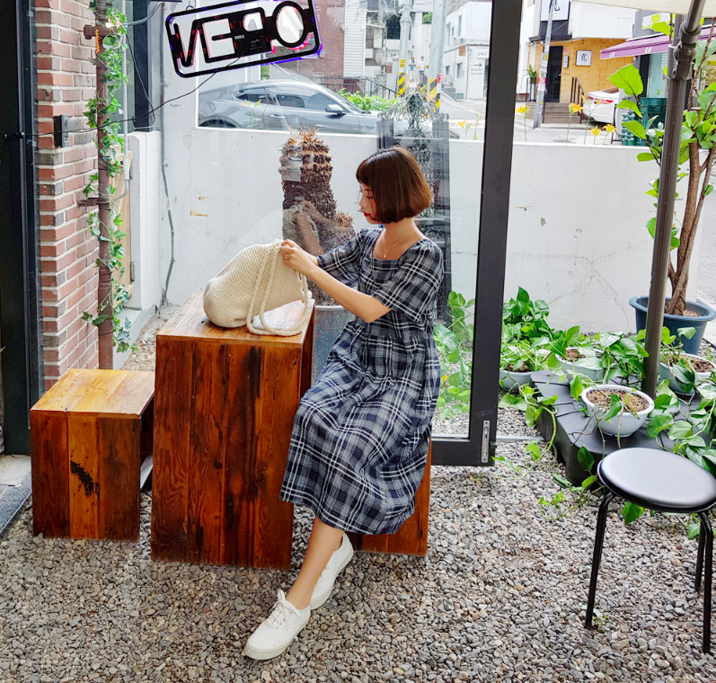 Chân váy dài có kén dáng thế nào thì chỉ cần diện cùng 5 mẫu giày/dép này là đẹp mĩ mãn