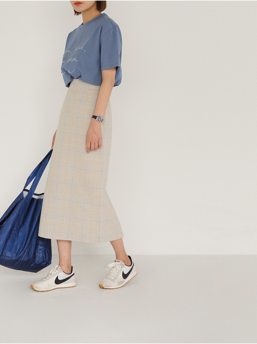 Chân váy dài có kén dáng thế nào thì chỉ cần diện cùng 5 mẫu giày/dép này là đẹp mĩ mãn