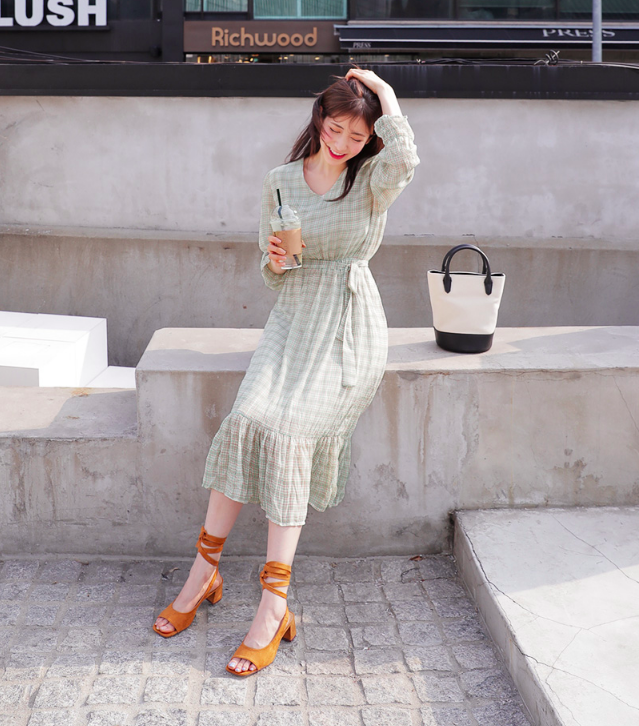 Chân váy dài có kén dáng thế nào thì chỉ cần diện cùng 5 mẫu giày/dép này là đẹp mĩ mãn