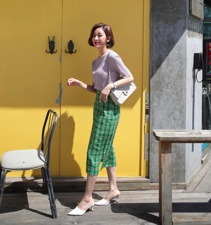 Chân váy dài có kén dáng thế nào thì chỉ cần diện cùng 5 mẫu giày/dép này là đẹp mĩ mãn