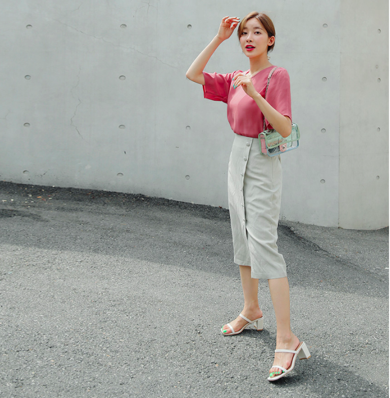 Chân váy dài có kén dáng thế nào thì chỉ cần diện cùng 5 mẫu giày/dép này là đẹp mĩ mãn