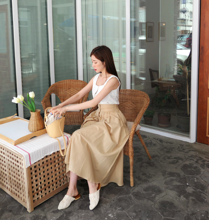 Chân váy dài có kén dáng thế nào thì chỉ cần diện cùng 5 mẫu giày/dép này là đẹp mĩ mãn