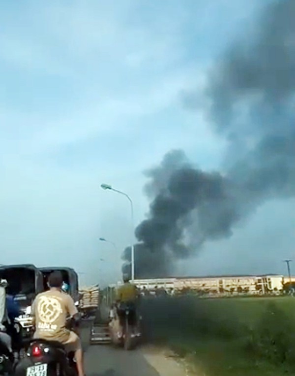 Cháy nhà xưởng rộng hàng trăm mét, nhiều người bỏ chạy thoát thân