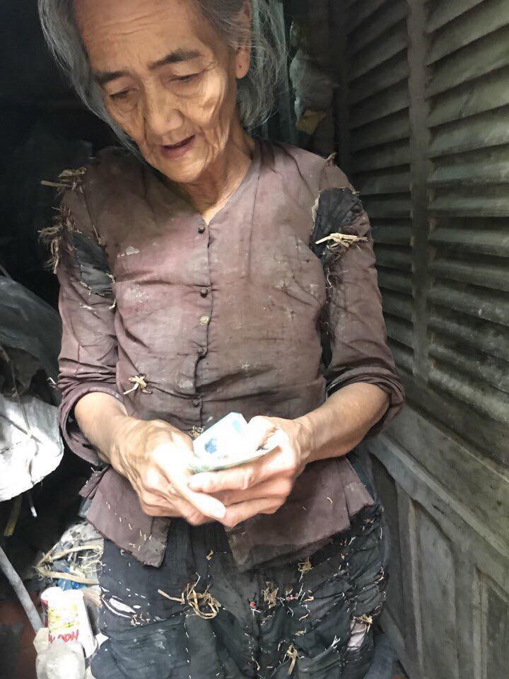 Sự thật câu chuyện bà cụ sống trong vườn nhà hàng xóm, quần áo rách phải vá bằng rơm rạ đang lan truyền dữ dội trên MXH