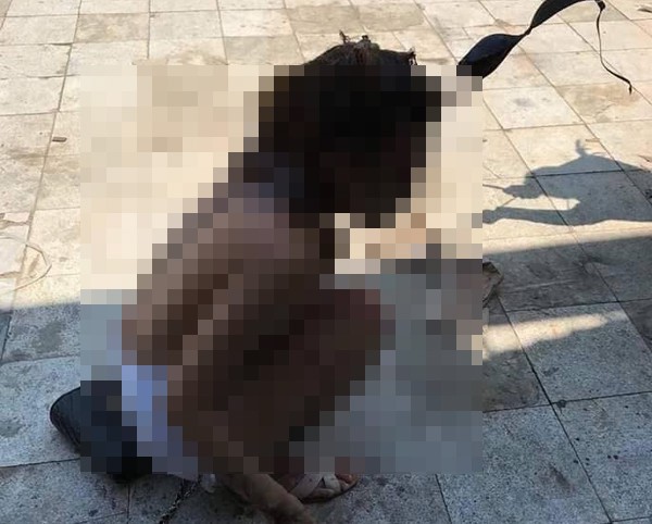 Vụ cô gái bị lột đồ, đổ mắm tôm và dầu luyn lên người: Người phụ nữ giằng co chiếc ví với cô gái và nói Nó cho mày bao nhiêu tiền?