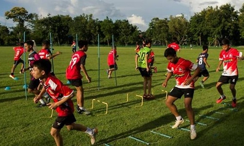 Đội bóng Lợn Hoang luyện tập trở lại sau khi 12 người bạn được giải cứu