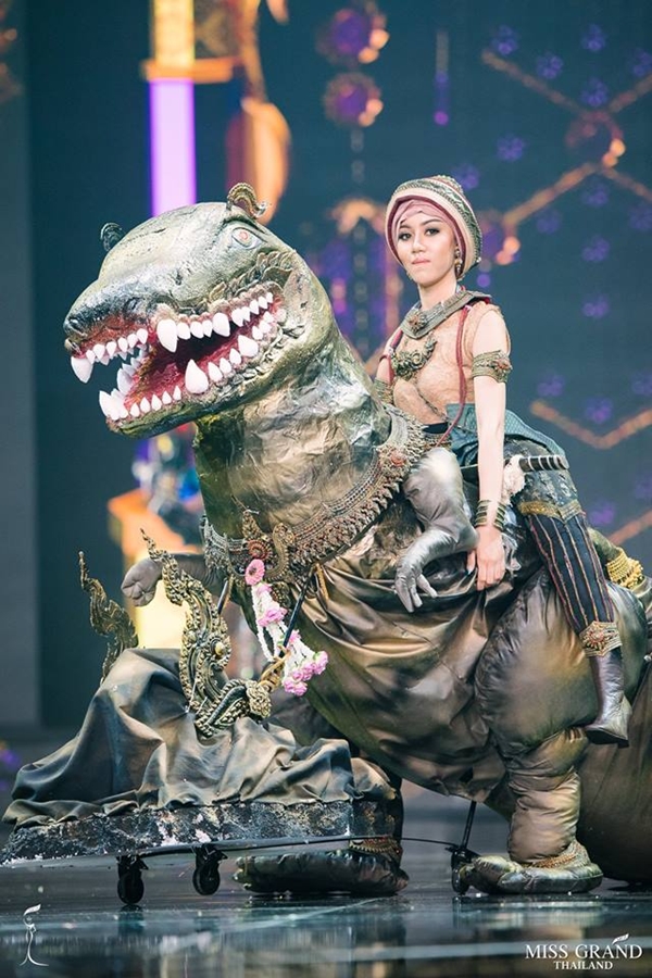 Hoa hậu Hòa Bình Thái Lan trình diễn trang phục dân tộc siêu độc đáo Hoa hậu Hòa Bình Thái Lan trình diễn trang phục dân tộc siêu độc đáo