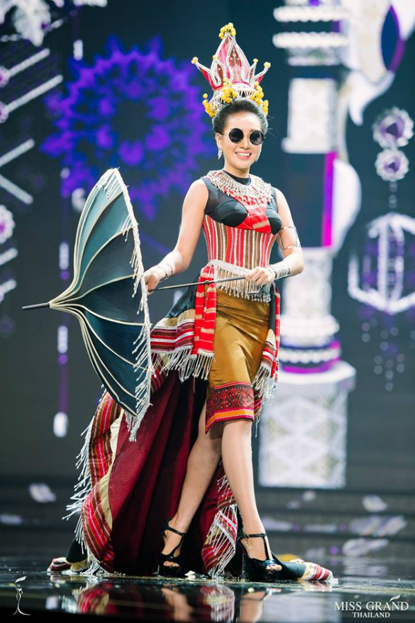 Hoa hậu Hòa Bình Thái Lan trình diễn trang phục dân tộc siêu độc đáo Hoa hậu Hòa Bình Thái Lan trình diễn trang phục dân tộc siêu độc đáo