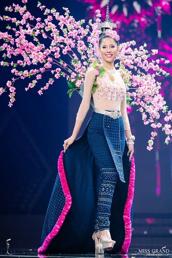 Hoa hậu Hòa Bình Thái Lan trình diễn trang phục dân tộc siêu độc đáo Hoa hậu Hòa Bình Thái Lan trình diễn trang phục dân tộc siêu độc đáo