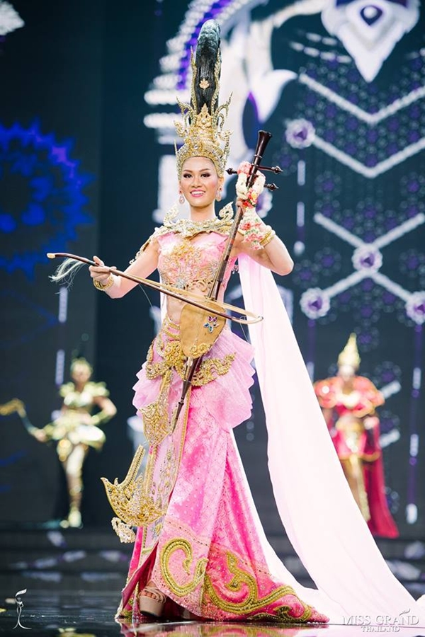 Hoa hậu Hòa Bình Thái Lan trình diễn trang phục dân tộc siêu độc đáo Hoa hậu Hòa Bình Thái Lan trình diễn trang phục dân tộc siêu độc đáo