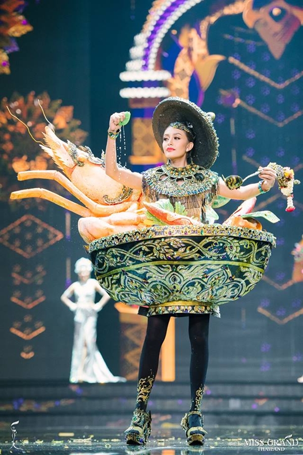 Hoa hậu Hòa Bình Thái Lan trình diễn trang phục dân tộc siêu độc đáo Hoa hậu Hòa Bình Thái Lan trình diễn trang phục dân tộc siêu độc đáo