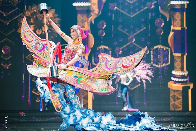 Hoa hậu Hòa Bình Thái Lan trình diễn trang phục dân tộc siêu độc đáo Hoa hậu Hòa Bình Thái Lan trình diễn trang phục dân tộc siêu độc đáo