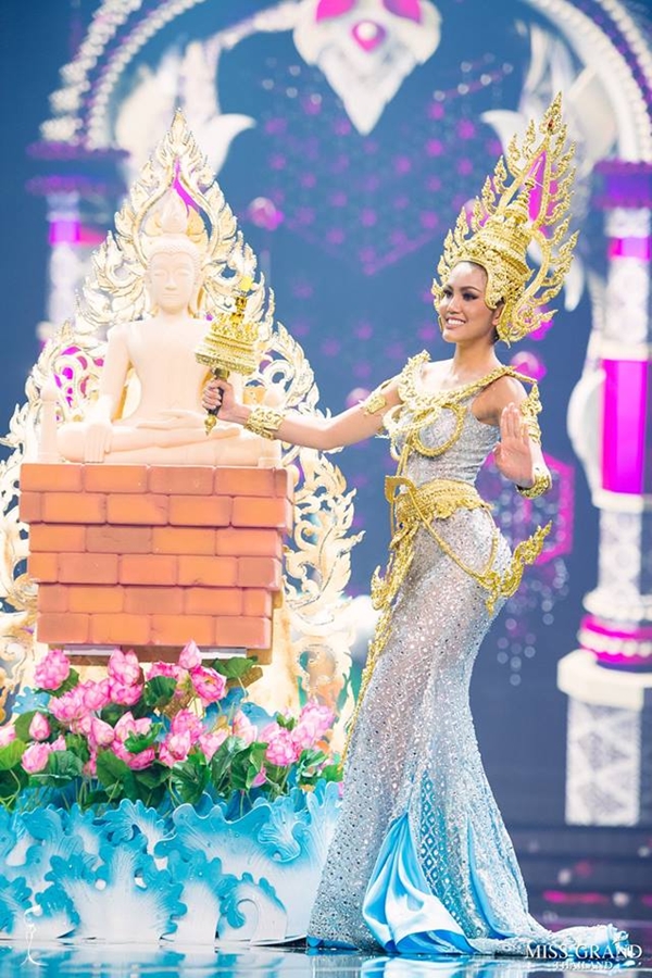 Hoa hậu Hòa Bình Thái Lan trình diễn trang phục dân tộc siêu độc đáo Hoa hậu Hòa Bình Thái Lan trình diễn trang phục dân tộc siêu độc đáo
